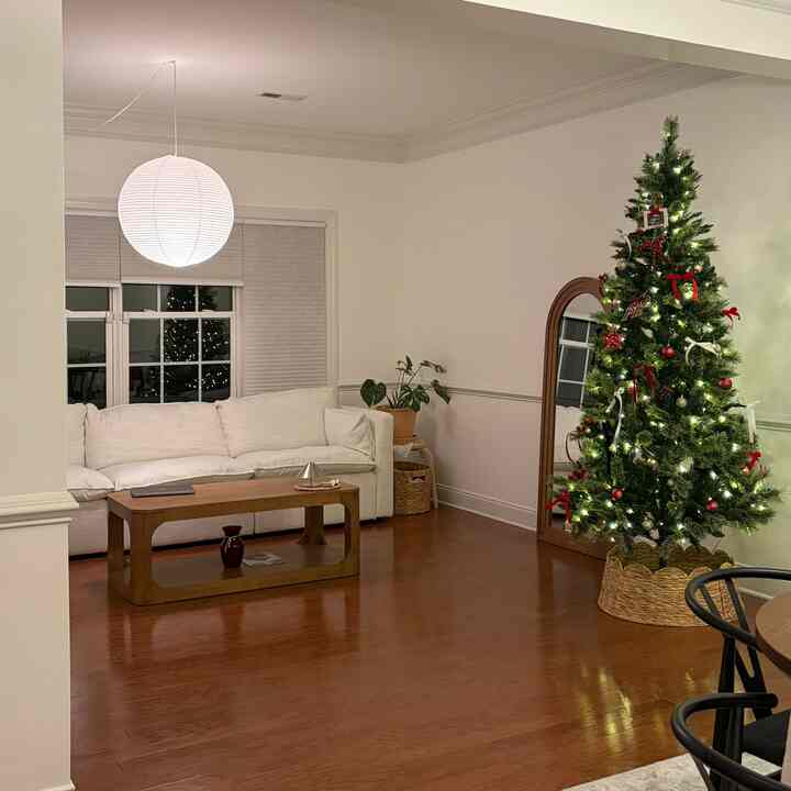 Finally put up our Christmas tree!🎄✨

#christmastree #livingroominterior #minimal #woodandwhite #cozy #winterdecor #ohousetree