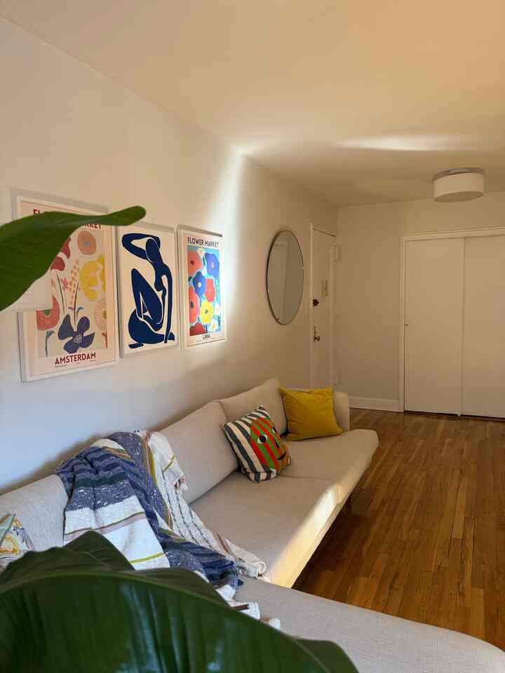 That streak of sunlight is a work of art 🥹☀️
#moderneclectic #eclecticdecor #colorfuldecor #livingroom #sunlight #brightapartment