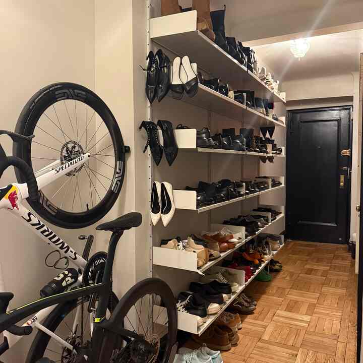 Cleaning is the best solution for your mental health 😝

#cleaning #entryway #entrance #vitsoe #shelves #organization