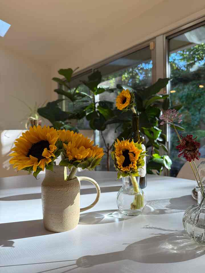 Sun is shining Sunflowers. #diningroom #diningtable #sunflower #kitchen #knoll