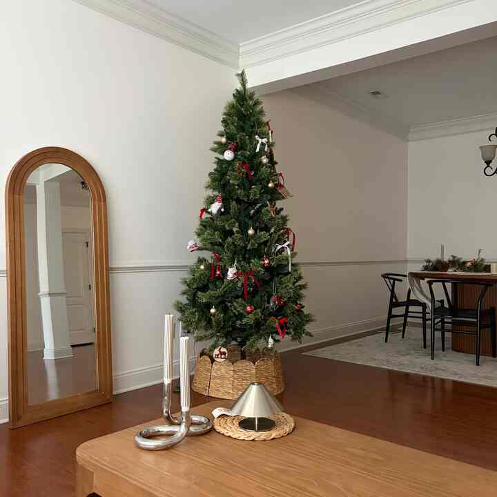 I don’t like the cold, but Christmas is still my favorite❤️💚

#christmastree #christmas #minimal #natural #simple #woodandwhite #livingroom #ohousetree