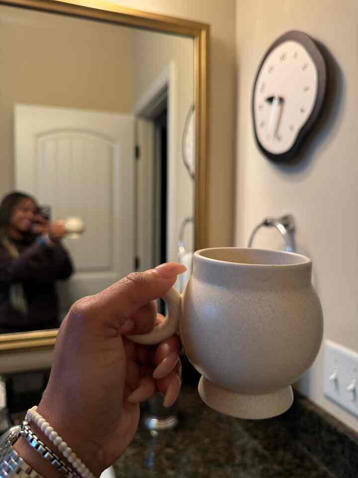 A sip and a touchup before leaving the house. Checking the time on this retro clock isn’t bad either!
#Mug #Clock #Bathroom #HolidaySeason #GiftItems #Home