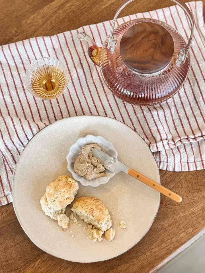 Merelaksasi di Rumah dengan Scone Buatan Sendiri & Selai Earlgrey dan Secangkir Teh Hangat

#OhouseGrateful #cozyvibes #thankfulathome #mindfulmoments
#teatime #cozymoment #afternoontreat
#gratefulliving #slowdownmoment #athomevibes #simplepleasures #homecafe #cozykitchen