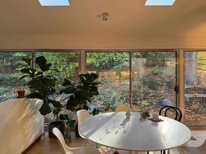 Fall foliage season started… #diningroom #knoll #sasrinentable #hermanmiller #eameschair