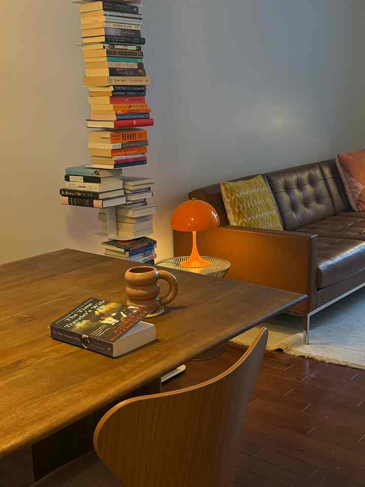 Woke up to snow and took it as a sign to stay cozy and read❄️🧡

#cozy #warm #homedecor #midcenturymodern #books #coffee #WelcomeChallenge