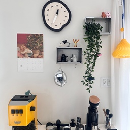 Added a new clock ⏱️🕰️
and the mood of my little coffee corner shifted in the nicest way ˚₊·—̳͟͞͞♡
Calm tones, warm light, and the kind of details that make everyday moments feel special 🫶🏻
#moodlighting  #cozycorners #glowseason #homeinspiratio #homegratitude #cozyvibes #thankfulathome #mindfulmoments #WelcomeChallenge #homecafe #homebar #cafe #coffee