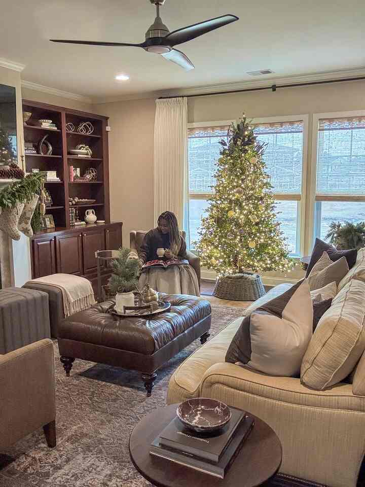 Christmas time is for cozy evenings indoors 🤎🎄#Christmas #HomeForTheHolidays #Cozy #TimelessHome #Homestyle #OHouseToday #OhHouseTree