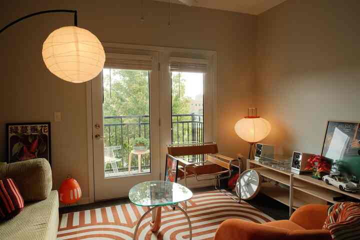 Jepretan pemandangan langka 🤗 waktu pohonku masih berdaun :)

#OhouseGlow #mylivingroom #midcentury #cozycorners #warmlivingroom