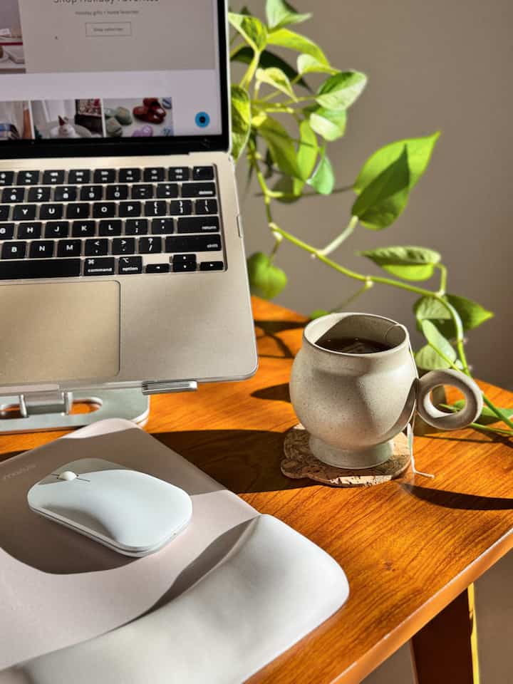 ホームオフィスに差し込む太陽の光が最高です☀️

#homeoffice #desksetup #sunlight #sunlitsunday #workspacegoals
#cozyworkspace #minimalworkspace #deskdecor #homeofficestyle #aestheticdesk
#sunnyvibes #creativeworkspace #morninglight #softlight #deskinspo