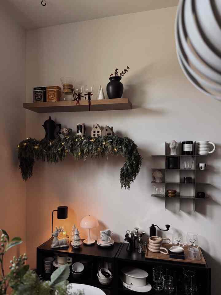 Kedai kopi ☕️☕️

#Ohouseglow #cozyconers #glowseason #homeinspiration #Ohousestore #candlewarmer #candle #lamp #coffeebar #coffeestation #homecafe #holidaydecor #christmasdecor #garland #vase #coffeepot #mochapot #glasscup #cupboard #cupshelf