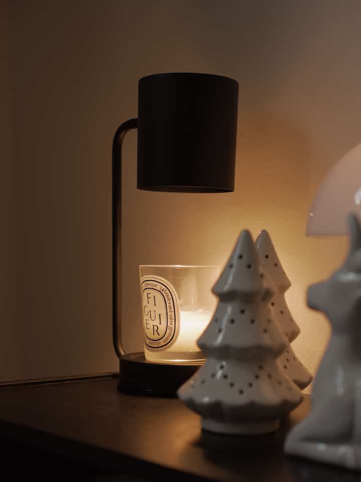 Coffee station decor ☕️

#Ohouseglow 
#glowseason #cozycorners #homeinspriration #homecafe #coffeebar #coffeestation #holidaydecor #christmasdecor #garland #mug #coffeemug #mochapot 