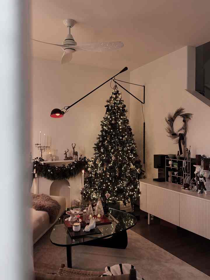 Christmas living room styling🌲


#Ohouseholiday #Ohouseglow 
#cozycorners #glowseason #homeinspiration 
#livingroom #livingroomdecor #christmasdecor #christmastree #holidayseason #coffee #garland #candleholders #candle #ornaments 