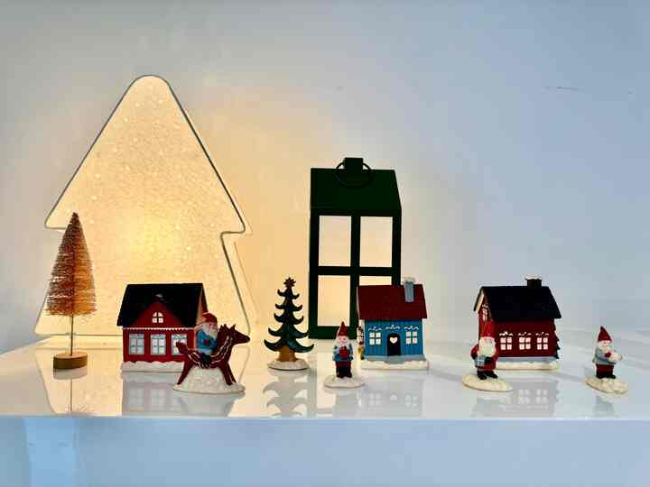 A little corner filled with oldies but goodies ✨
I love mixing holiday-inspired lamps and cute figurines to sprinkle festive vibes throughout the house! 🎄✨❤️

#OhouseHoliday #OhouseGlow #CozyHome #OhouseCozy #OhouseStyling #moodlighting #cozycorners #glowseason #homeinspiration #christmas #holidaydecor #christmasdecor #christmasdecoration #cozyhome #cozydecor 