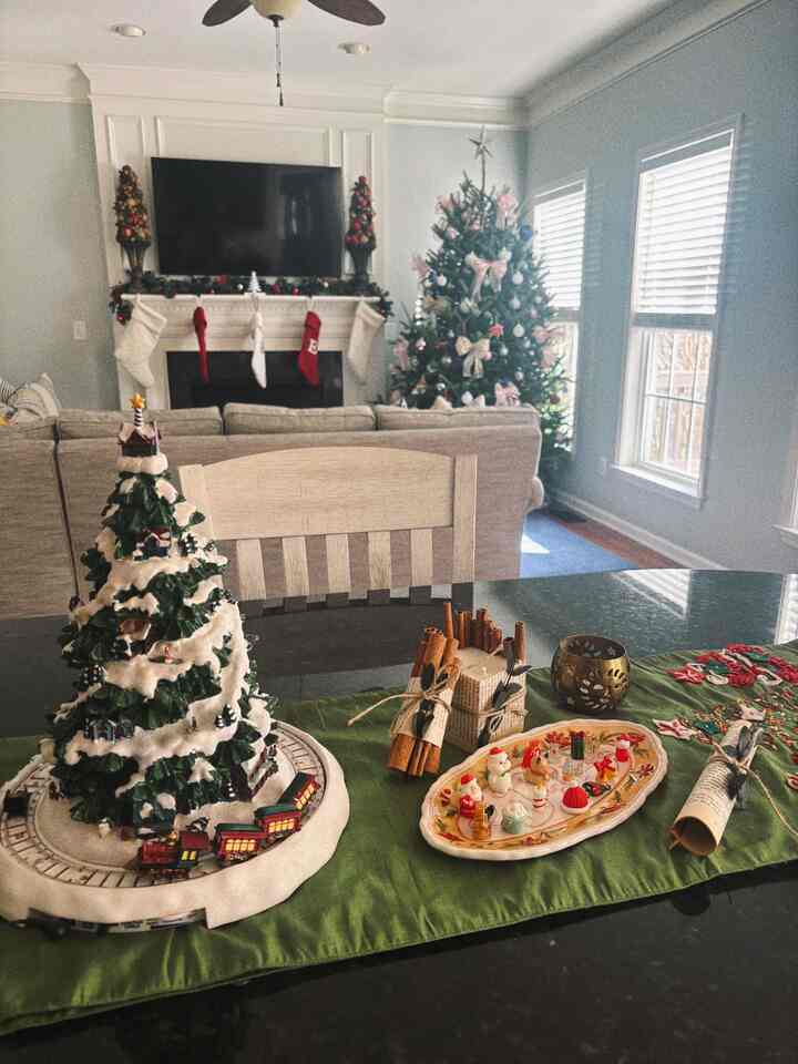 A little Christmas magic in every corner of our home. These quiet moments fill me up. 🎄💛

#holidayglow #christmasdecor #holidaydecor #cozyhome #cozyvibe #christmasdecoration #christmastree #fireplace #livingroom 

