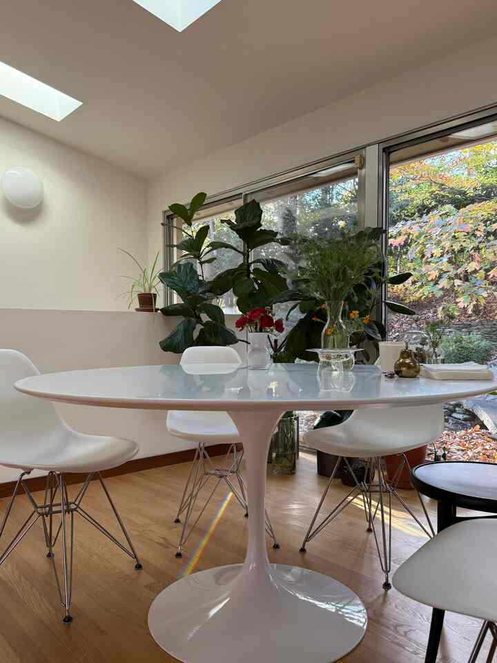 🌈 

Good morning! #diningroom #diningrtable #saarinentable #eameschair #hermanmiller