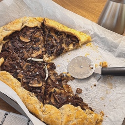 The mushroom galette I had last weekend, a charm that’s completely different from pizza or pie 🤎
#mushroomgalette #cozykitchen #kitchenvibes #dininginspo #tablescape #tabledecor #foodandinteriors #aestheticliving #slowliving #cozyliving #homestylecooking #weekendbites #foodstyling #homeaesthetic #gatherandglow