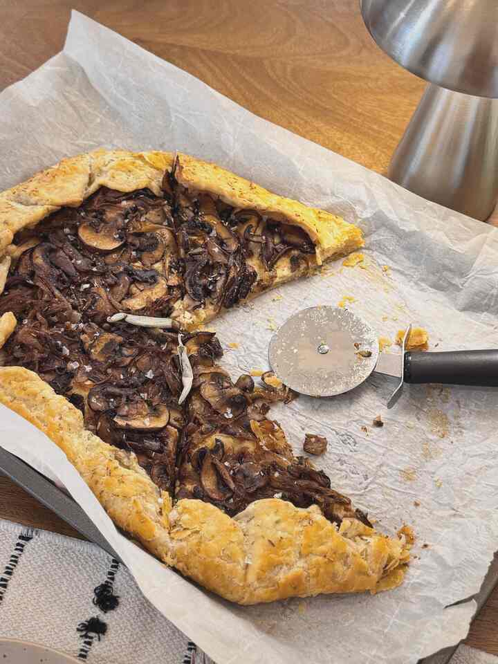 The mushroom galette I had last weekend, a charm that’s completely different from pizza or pie 🤎

#mushroomgalette #cozykitchen #kitchenvibes #dininginspo #tablescape #tabledecor #foodandinteriors #aestheticliving #slowliving #cozyliving #homestylecooking #weekendbites #foodstyling #homeaesthetic #gatherandglow