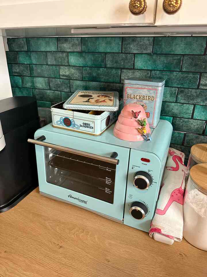 Mixing all of the retro/vintage vibes ￼in my little coffee corner 💙💚

#kitchenstyling #smallkitchen #colorfulhome #retrokitchen #vintage 