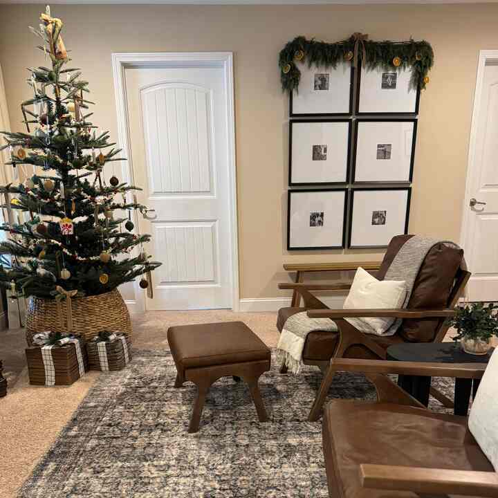 A simple, warm space grounded by the coziest rug!
#Ohouserug #OldHouseToday #Livingroom #Minimalist #Modern #Timeless #WarmLiving #HomeStyle #OhouseTree
#OhouseGather #OhouseGlow #CozyHome