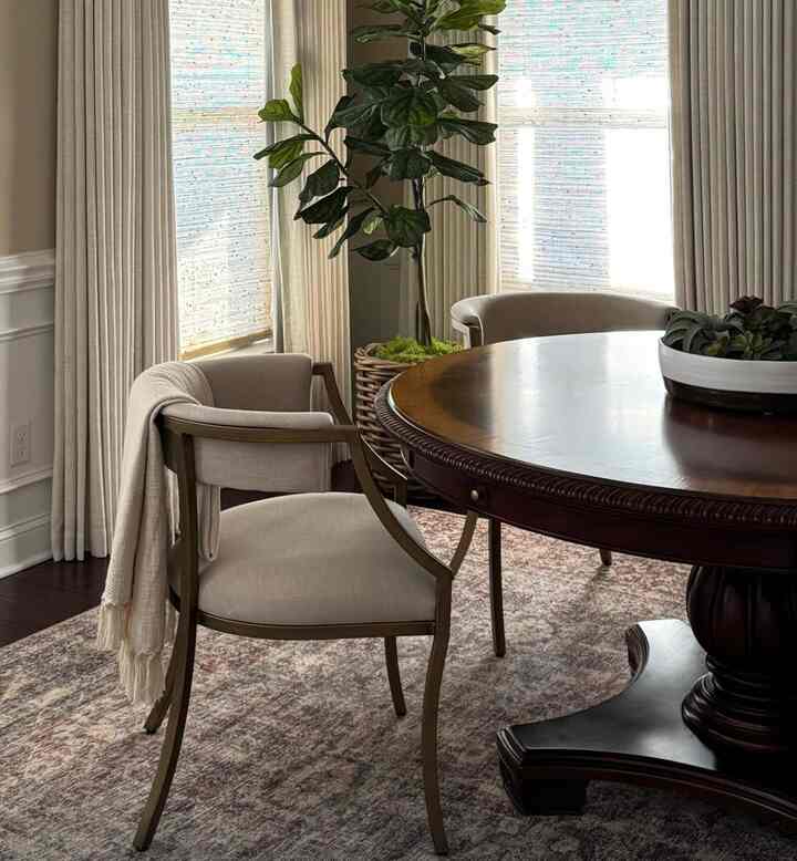 While this dining room is spacious and lovely, I do wish I could use it as an office. Maybe one day 😌
#diningroom #ohouserug #timelessinteriors #homestyle #ohousetoday