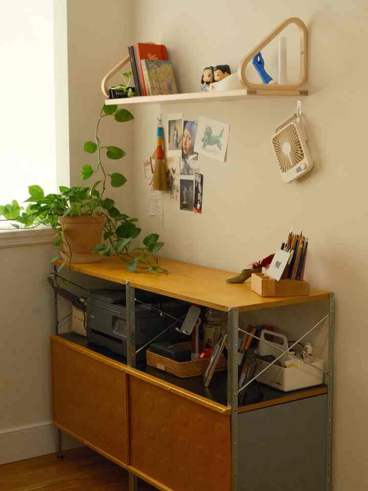 Got a new plant couple of months ago and it is incredibly happy, just growing out of control 🌱

#CozyHome #OhouseOffice #homeoffice #indoorplant #homeworkspace #workfromhome