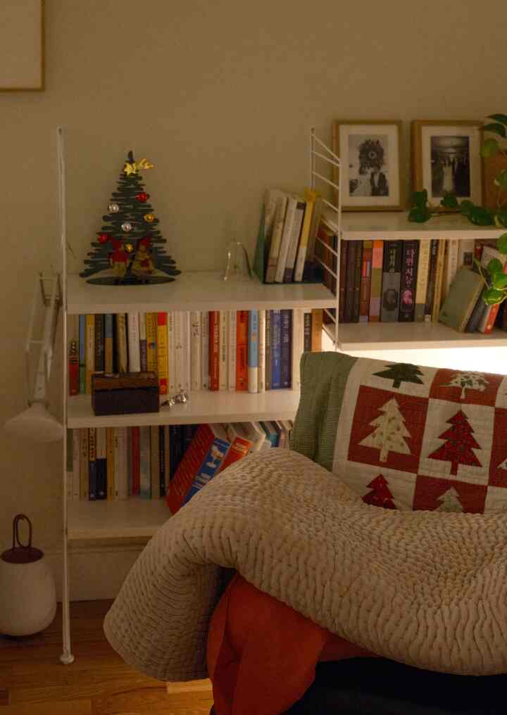 Added a tiny metal christmas tree to my bedroom as well. The ornaments are magnets so you can stick them on wherever you want!

#OhouseTree #OhouseGlow #CozyHome #tinychristmastree #metalchristmastree