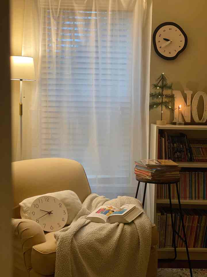 My child hasn’t been able to go to school for the past few days because of being sick, but since they’re learning about clocks at school these days, I put a clock from our bedroom on the sofa. I’m curious to see how many questions they’ll quiz me with today. By the way, the clock Ohouse gave us is so beautiful!!! ⏱️ 

#OhouseGrateful  #WelcomeChallenge #cozycorners #HomeDecor #InteriorDesign #CozyHome #christmasdecor #DecorInspiration #OhouseTree #OhouseGather #OhouseGlow #OhouseCozy #OhouseGlow #OhouseStyling