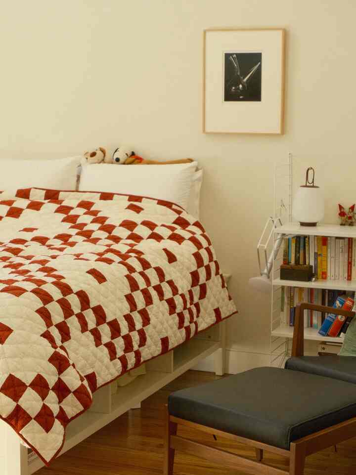 Weather is extra chilly these days and we needed another layer of bedding so took out this gorgeous quilt. Pretty in theme for Christmas too!

#CozyHome #quiltbedding #bedding #bedroomdecor #christmasbedding