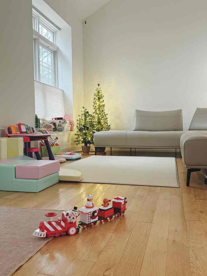 Kereta api mainan telah tiba di ruang tamu kami!

#natal #christmasvibes #livingroom #christmasdecor