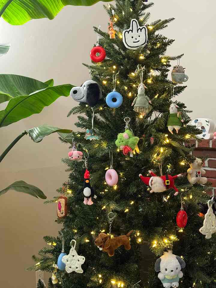 A bit of a chaotic christmas tree with a lot of korean keyrings instead of traditional ornaments! #OhouseGlow #cozycorners #glowseason #christmastree #unconventional #decoration 