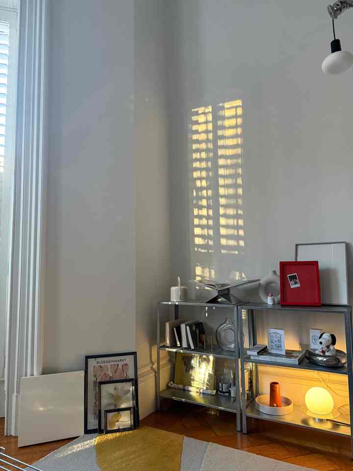 The cozy afternoon sun casting interesting shadows #OhouseGlow #cozycorners #ambientlighting #homeinspiration #glowseason #ColdButWarm