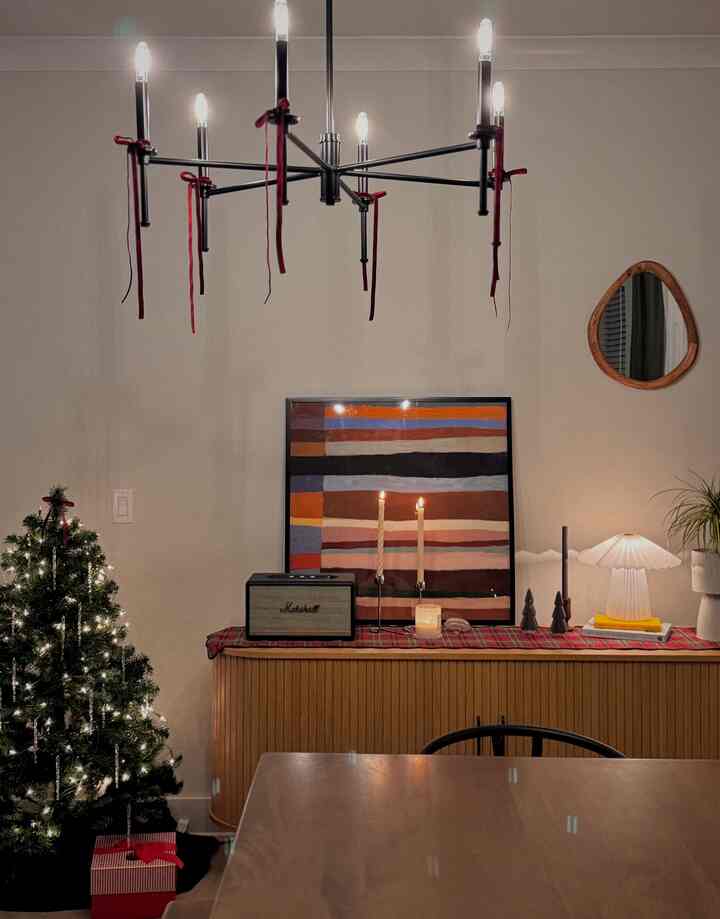 Small tree, soft lights, and a few simple touches ❤️💚 our home finally feels like Christmas 🎄

#christmasdecor #holidayhome #minimalchristmas #cozyvibes #christmashome #simpledecor #warmandcozy #holidayaesthetic #christmastree #homedecorideas