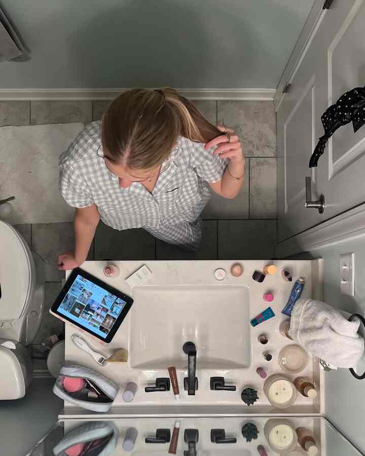 mornings at home 

#bathroom #cozy #bathroomdecor #bathmats #towels #candle #cozymoments 