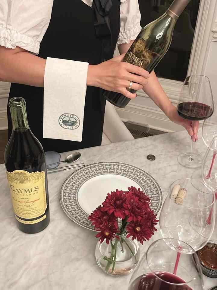 A quiet prelude to the year’s end.
Soft lights, red wine gently poured,
and a table slowly coming to life —
the calm before the celebration begins.

Tonight is all about easing into the moment.

#YearEndPrelude #HolidayEve #QuietCelebration #CozyEvening #WineMoment #TableMood
#SoftLights #HomeParty #holidayhosting #OhouseReset
#Ohouseglow #Ohousecleanse
#NewYearReset