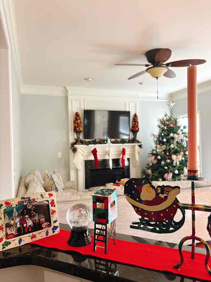 This is my view while I wash dishes and..I like it so much😉


#holidayglow #livingroom #christmastree #christmas #christmasdecor #holidaydecor #cozyvibe #christmasvibe #cozyhome 
