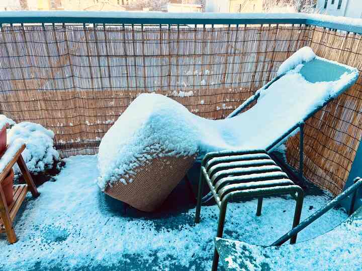 Hari bersalju di New York! Balkon kami terlihat lebih cantik dengan salju ❄️☃️

#dekorasiteras #balconydecor