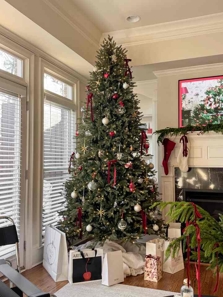 Still on the hunt for the perfect wrapping paper but the Christmas tree is ready for this year & my heart is happy🎄♥️✨
.
.
.
#OhouseGrateful #cozyvibes #thankfulathome #mindfulmoments #christmasdecor #christmastree #christmasinspo #livingroominspo #ornament #christmasstocking