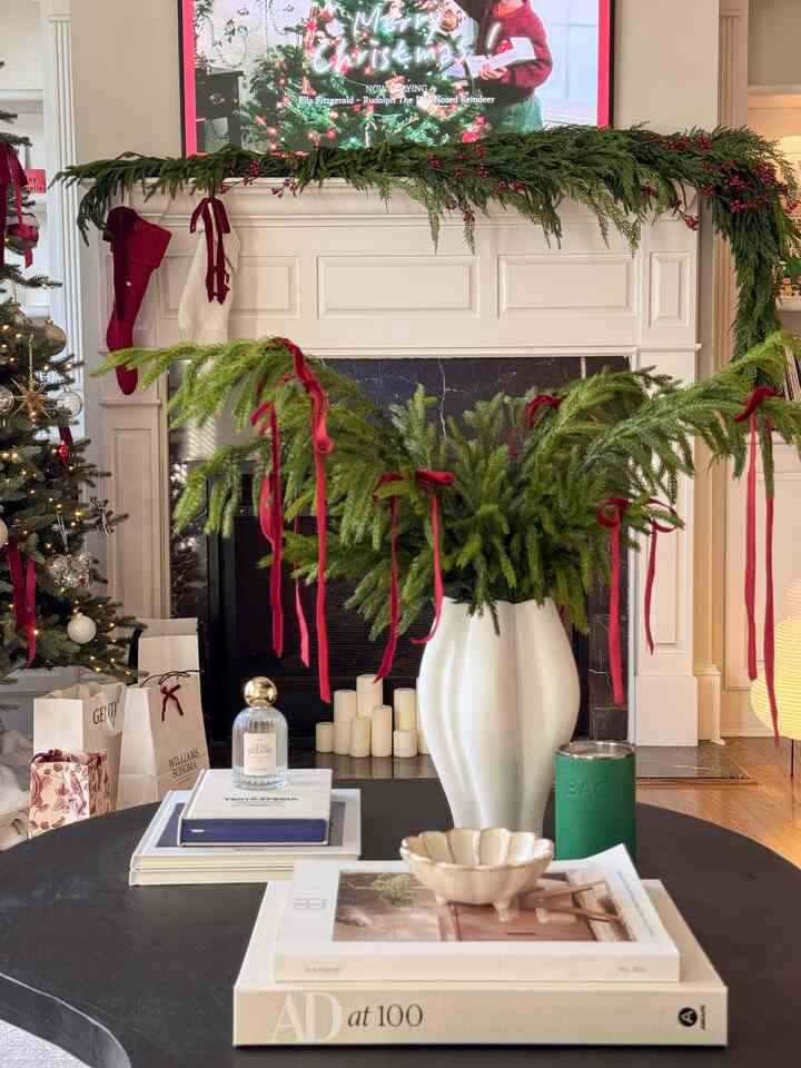 Obsessed with bows on everything for this Christmas🎄🎀
.
.
.
#OhouseGrateful #cozyvibes #thankfulathome #mindfulmoments #christmasdecor #christmasstems #christmasinspo #livingroominspo #christmasstocking #vase #bowl