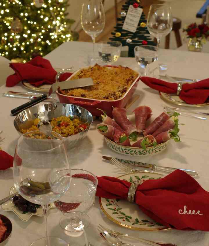 Love any excuse to use my Christmas napkins and holiday tableware!

#christmasparty #holidaytable #christmastable #holidayhosting