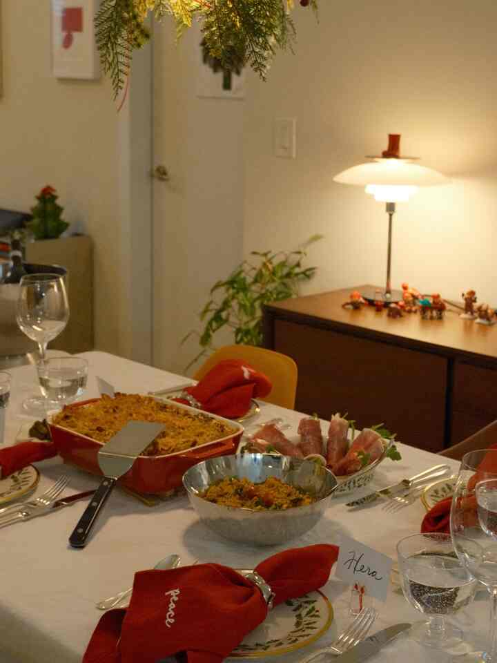 Christmas table all set, just waiting for the party to arrive.

#christmasdinner #holidaydinner #holidayhosting