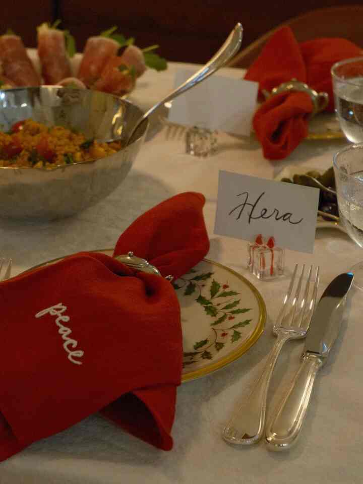 Adding place cards to your table setting is always a good idea. Seems like a small addition but fancies up the table quickly!

#christmastable #holidaytable #holidayhosting #placecards