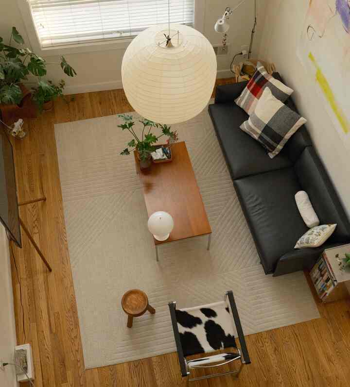 Living room looks clean after weekend clean up 🧼🧹

#livingroom #throwpillow #weekendcleaning