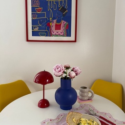 Cozy breakfast + peonies in winter 🌸😍 
#moderneclectic #eclecticdecor #colorfuldecor #flowers #peonies #diningtable #breakfast
