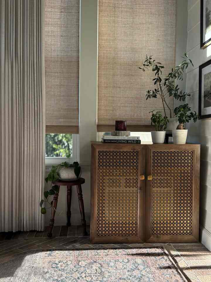 Pemandangan nyaman dan penuh tanaman dari ruang berjemur saya. Tempat tanaman hidup berhibernasi selama musim Natal.

#ohousetoday #ohouseglow #sunroom