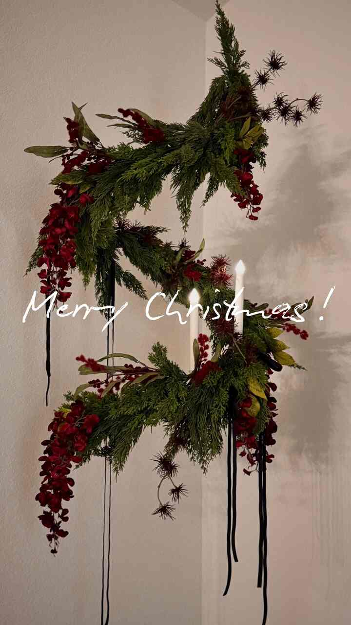 This year’s Christmas tree features a cedar garland styled in a spiral. It feels like a piece of art, and every time I see it in the living room, it makes the space feel extra special. 🎄✨

#OhouseTree #OhouseGather #OhouseGlow #CozyHome #christmasdecor #christmasinspo #holidaydecor #festivehome #cozyvibes #winterdecor #homedecor #christmasmood #holidayhome #warmandcozy