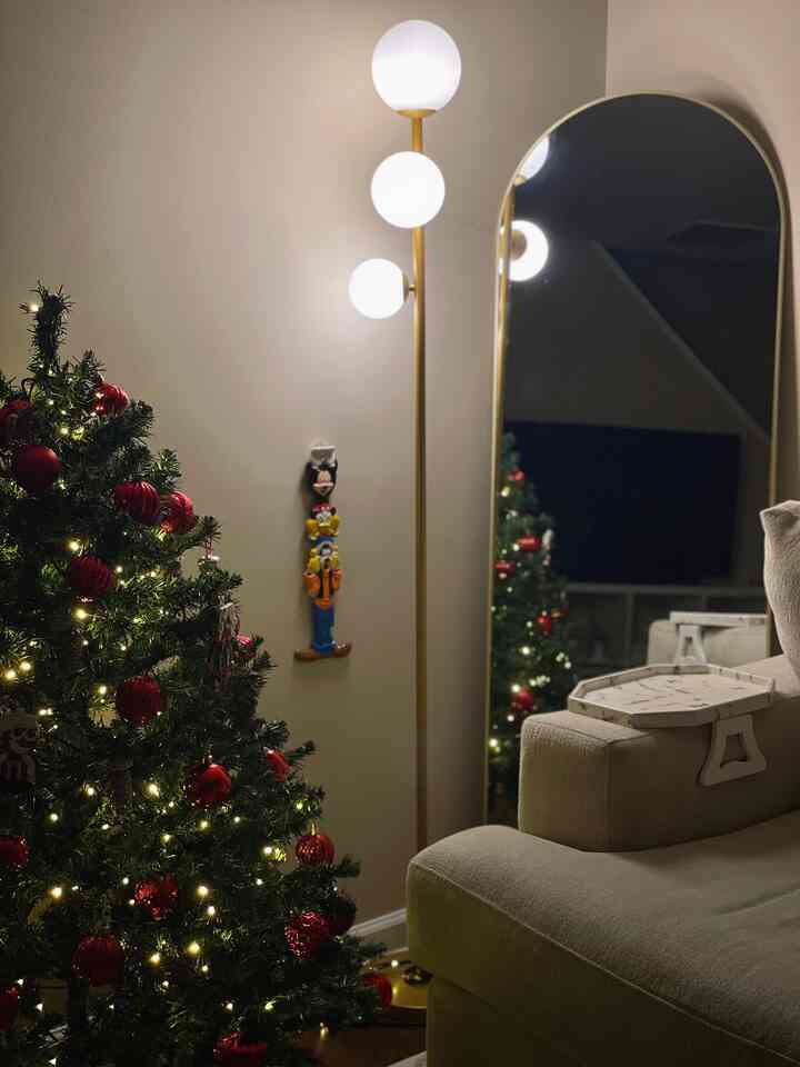 After 10 years of having cats, I finally set up a Christmas tree for the first time 🎄 The next photo shows my two cats who absolutely love hanging out between the tree and the lights 🖤🧡”

#OhouseCozy #OhouseGlow #OhouseStyling #OhouseReset #christmastree #Ohousecleanse #holidayseason #CatsAndChristmas #HomeDecor #ChristmasAtHome #HolidayVibes #CozyHome 