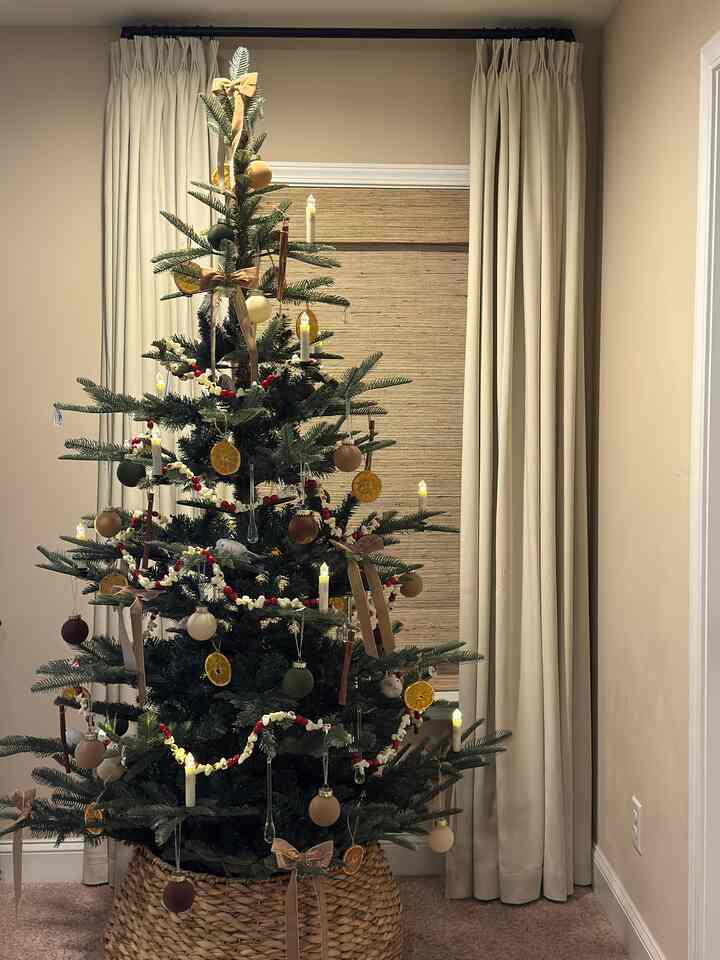 One of our newest (and most favorite) trees in the house! 
I love the look of a noble Fir 🤎🎄

#OhouseToday #Ohouseglow
#Christmas #ChristmasTree #SeasonalDecor #NobleFir #TimelessDesign #Neutrals