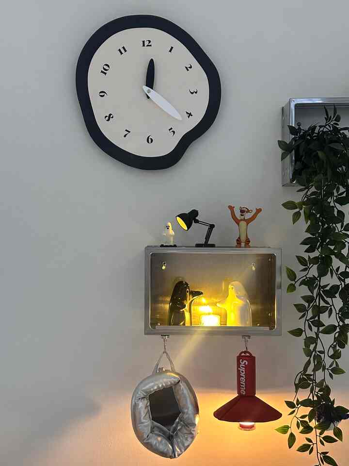 
Soft lights, cute corners, and a happy little pause in the day 🕐🕐👻

#OhouseGather #OhouseGlow #CozyHome
#supreme #cozy #cozycorner #lighting