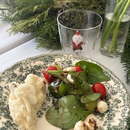 This Ichendorf Santa cup is just too cute.
The perfect little detail for a cozy Christmas dinner 🎅✨
 #OhouseGather #OhouseGlow #CozyHome #diningtable #plate #party #christmas #cup #glass 