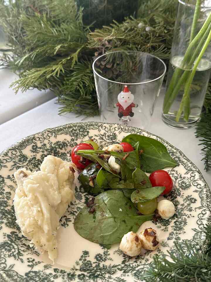 
This Ichendorf Santa cup is just too cute.
The perfect little detail for a cozy Christmas dinner 🎅✨

 #OhouseGather #OhouseGlow #CozyHome #diningtable #plate #party #christmas #cup #glass 